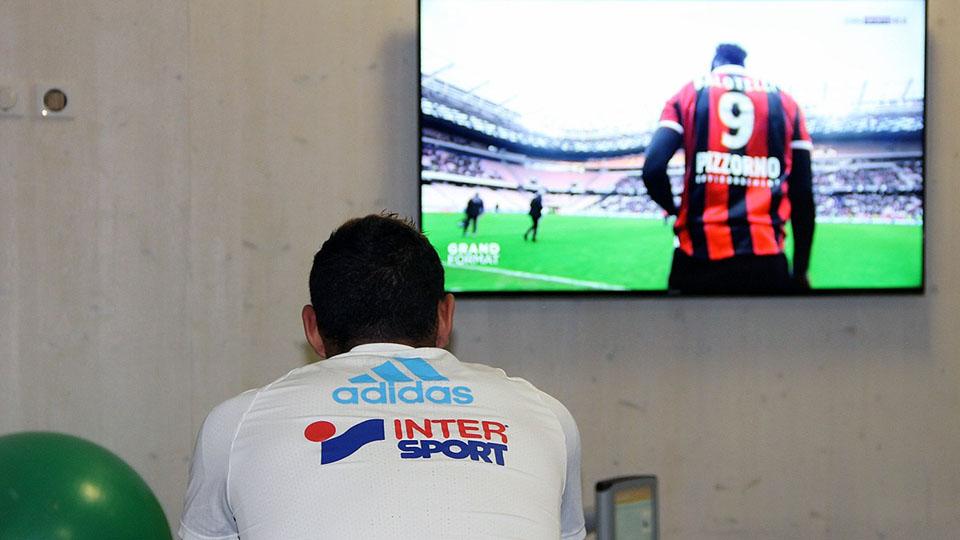 Dimitri Payet menyaksikan laga antara OGC Nice melawan Guingamp.